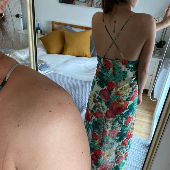 Editorial dress - Picture 3 of 4